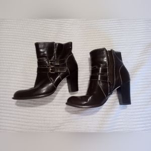 GUC Mudd Thames 7 1/2 heeled boots brown double buckle